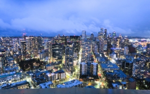 Die Skyline von Seattle mit ihren Wolkenkratzern, die wie riesige Monolithen in den Himmel ragen, ist ein wahrer Hingucker.