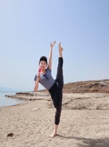 Mais avant de se jeter à l'eau pour une séance de flottaison inoubliable, la danseuse Ellie Rao se rafraîchit avec style en dégustant une glace. 