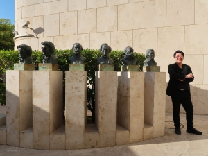 Au milieu des grands : le compositeur et chef d'orchestre Chu Yun s'inspire des bustes des géants de la musique qui l'ont précédé.