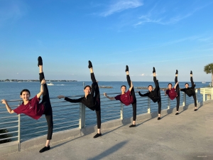 Wer braucht schon ein Tanzstudio, wenn man die freie Natur hat? Diese Tänzerinnen machen das Beste aus ihrer Umgebung: Sie verwenden alle möglichen Gegenstände als behelfsmäßige Barren – einschließlich dieses Geländers am Meer!