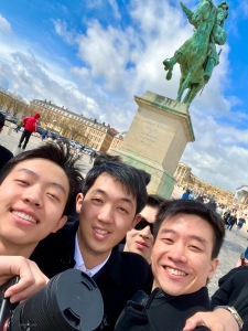Dansers Byeongkil Kim, Nick Zhao en Jeff Chuang (vanaf links) tonen hun opwinding als ze op weg gaan naar het prachtige paleis van Versailles, klaar om zich onder te dompelen in de grootsheid en geschiedenis ervan. 