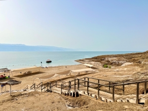 ヨルダンとイスラエルの国境に位置する死海は、塩分濃度が非常に高いため、水面に簡単に浮いてしまうことで有名。