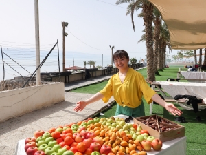 Linda Wang, virtuose du erhu, n'a que l'embarras du choix parmi la sélection de fruits colorés.