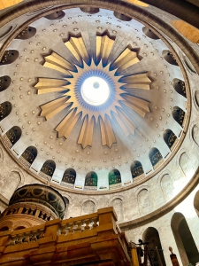 Op ongeveer een uur rijden van Jaffa ligt de Kerk van het Heilig Graf in Jeruzalem, een van de heiligste plaatsen in het christendom. Deze historische kerk zou gebouwd zijn op de plek waar Jezus werd gekruisigd, begraven en weer tot leven kwam.