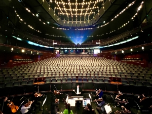 Aanschouw het opvallende auditorium van Cité des Congrès de Nantes in Frankrijk, waar onze musici in de orkestbak hard aan het werk zijn om het publiek te verblijden met hun prachtige muziek.