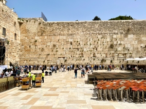Die Westmauer, auch bekannt als „Klagemauer“ oder „Kotel“, ist die letzte erhaltene Außenmauer des antiken Zweiten Tempels. Sie ist ein wichtiger Gebets- und Wallfahrtsort für Juden aus der ganzen Welt.
