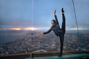 La prima ballerina Bella Fan esegue una posa straordinaria, portando un raggio di luce e bellezza sullo sfondo piovoso di Seattle