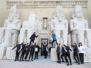 アブ・シンベル神殿に魅了されない者はいない。神韻はまだエジプトで公演したことはないけれど、カリフォルニア州チノヒルズにあるエジプト風の建物に心惹かれる奏者たち。