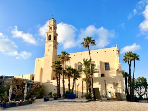 Die aus dem 17. Jahrhundert stammende Petruskirche ist ein prächtiges Wahrzeichen der Altstadt von Jaffa. Der Apostel Petrus soll in der Stadt ein Wunder vollbracht haben, indem er Tabitha, eine freundliche und tugendhafte Anhängerin Jesu, von den Toten auferweckte.