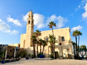 La chiesa di San Pietro, che risale al 17° secolo, è un magnifico punto di riferimento nella vecchia Jaffa. Si dice che l'apostolo Pietro abbia compiuto un miracolo in questa città resuscitando dai morti Tabitha, un seguace gentile e virtuoso di Gesù