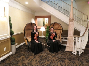 Les violonistes Evelyn Mahlen et Freda Wang trouvent l'endroit idéal dans le hall d'entrée pour un duo improvisé.