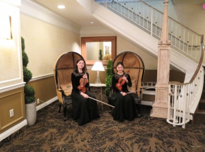 Le violiniste Anna Mahlen e Freda Wang trovano un posto perfetto nella hall per una sessione a due improvvisata