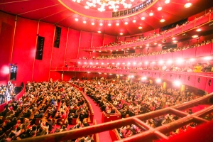 Negli Stati Uniti, Shen Yun si esibisce in tutto il Paese, anche al Kennedy Center di Washington.