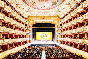 Vorhang für Shen Yun im prächtigen Teatro Regio in Parma, Italien.