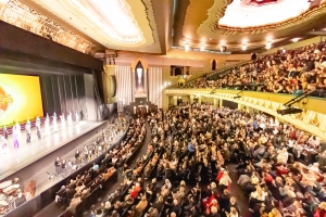 Inropning i slutet av en Shen Yun-föreställning på Eventim Apollo i London.