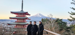 3,776미터에 달하는 후지산은 일본에서 가장 높은 산일뿐만 아니라 일본의 문화적 정체성을 보여주는 신성한 상징이기도 하다. 츄레이토 탑은 후지산을 조망할 수 있는 최고의 전망을 자랑한다.