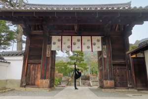 Tancerka Jessica Si korzysta z pogodnej chwili przy północnej bramie świątyni Kiyomizu-dera. Nazwa 