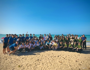 All smiles under the Puerto Rican sun, Shen Yun Touring Company savors a day of sand and swim. The perk of being on a tropical island? Enjoying the beach even in January!
