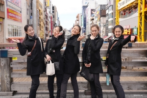 Volgende halte, het bruisende Namba-Osaka's grootste uitgaansgebied. Welk avontuur denk je dat de dansers deze keer zijn aangegaan? 