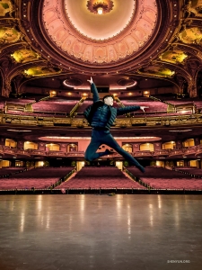 Ondertussen tilt danser Sam Pu op het podium de feestelijke sfeer naar nieuwe hoogten met een spectaculaire sprong.