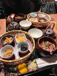 Sesuai dengan pepatah Tiongkok, “Makanan adalah kebutuhan utama manusia”（民以食为天）, para pemain kami tidak dapat melewatkan kesempatan untuk mencicipi masakan tradisional Jepang.