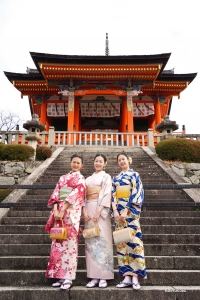 Ook onze danseressen dragen traditionele kimono's en poseren sierlijk voor de westelijke poort van de Kiyomizu-dera tempel. 