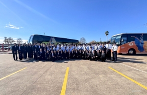 Gli artisti di Shen Yun si uniscono ai cadetti della polizia di Houston per una memorabile foto di gruppo, creando un ponte tra culture e comunità attraverso il linguaggio universale dell'arte.