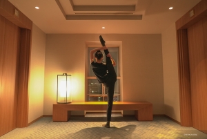 當然，飽餐一頓後，運動也很重要！ 舞蹈演員(Jessica Si) 正在旅館房間里做劈叉動作以燃燒卡路里。