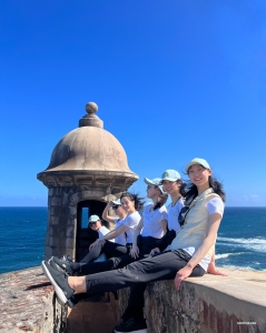 La compagnia si gode una visita alla storica fortezza di El Morro a San Juan, Porto Rico. Questo sito, Patrimonio dell'Umanità dell'UNESCO, è famoso per la sua straordinaria architettura e per la vista mozzafiato sull'oceano.