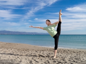 Deze danseres omarmt de zachte bries en de ritmische golven en is op een zoektocht om het oude Chinese concept van harmonie met de natuur te belichamen. 