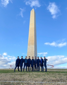 米国史の探索はワシントン記念碑抜きでは考えられない。米国の最初の大統領を追悼する塔に畏怖の念を抱く男性ダンサーたち。