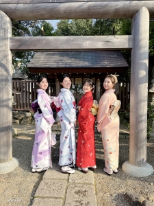 京都の煌びやかな寺院、神社、自然を楽しみながら、着物に身を包んで古都と融合して、日本文化に浸る演奏家たち。