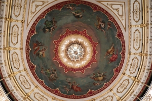In Parma, Italy, Shen Yun graced the historical Teatro Regio, under a ceiling masterpiece by Giovan Battista Borghesi, painted in 1829. This artistic marvel, encircling a chandelier weighing an impressive 2,400 pounds, adds a breathtaking backdrop to every performance.
