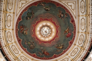 A Parma, in Italia, Shen Yun si è esibito nello storico Teatro Regio, sotto un soffitto capolavoro di Giovan Battista Borghesi, dipinto nel 1829. Questa meraviglia artistica, che circonda un lampadario del peso impressionante di 2.400 libbre, aggiunge uno sfondo mozzafiato a ogni spettacolo.