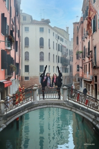 Terselubung dalam daya tarik berkabut Venesia, Italia, penari kami menemukan ritme dan keseimbangan di atas jembatan kuno.