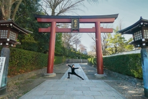 由緒ある根津神社の入り口のひとつ、大鳥居の前でポーズするプリンシパル・ダンサーのカリーナ・フ。約1900年前に日本神話に伝わるヤマトタケルが創祀したとされる古社で、1705年に大造営が行われた。東京でも最も古い神社。
