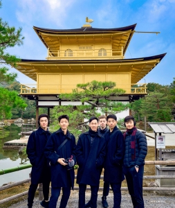 Kyoto, tuttavia, è il centro della cultura tradizionale giapponese. Questi ballerini ammirano lo splendido Kinkaku-ji, un tempio buddista Zen i cui ultimi due piani sono completamente ricoperti di foglie d'oro.