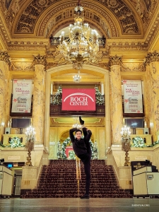 보스턴 왕 극장 로비에서 무용수 저스틴 스가 다리를 높이 들어 명절 분위기를 돋우고 있다.