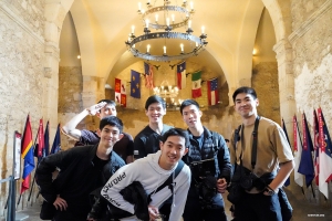 Leden van Shen Yun Touring Company duiken ook in de geschiedenis, zij het van een andere soort, in Texas. Ze bezoeken De Alamo, waar de 18e-eeuwse Franciscaanse missie staat als een bewijs van moed en vrijheid. 