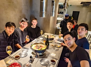 Niente unisce le persone come il buon cibo.  I ballerini si riuniscono intorno al calore di un barbecue giapponese, assaporando i sapori e godendo di un momento di compagnia.