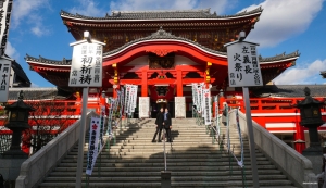 Nagoya ist zwar ein Zentrum der Industrie, aber inmitten der geschäftigen Straßen liegt der ruhige Osu-Kannon-Tempel, eine Oase der Spiritualität.