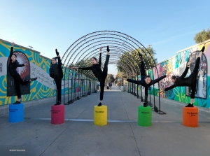 神韻舞蹈演員為充滿活力的街頭藝術場景增添了獨特的風景。