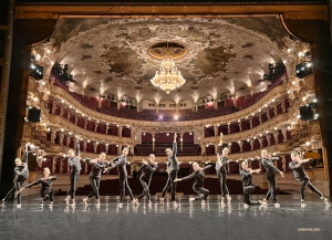 Vrouwelijke dansers vormen een tapijt van prachtige poses en sieren het uitgestrekte auditorium van de Praagse Staatsopera - het grootste podium van de stad.