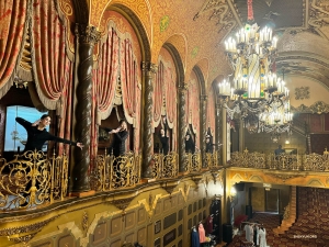 Auf Tournee werden Foyers zu Studios und Eleganz trifft auf Ausdauer. Hier verwandeln die Tänzerinnen von Shen Yun das prächtige Foyer des Ohio Theatre in einen Ort der Disziplin und Vorbereitung.