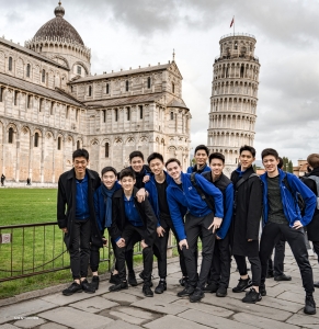 Dall'altra parte dell'Oceano Atlantico, i membri della Shen Yun Global Company visitano l'iconica Torre di Pisa. 