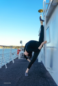 Even at sea, the pursuit of artistic perfection never wanes; a Shen Yun dancer demonstrates that flexibility and grace can find a stage anywhere, even on the deck of a Sydney Harbor cruise.