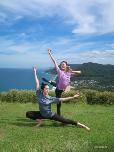 Giữa thiên nhiên và nhìn ra đại dương bao la, các vũ công Karina Fu và Jessica Si thể hiện chuyển động của mình một cách tự do và rộng mở như đường chân trời trải dài phía sau họ.