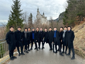 Dans l'air vif des Alpes, des danseurs se préparent à marcher jusqu'au château enchanteur de Neuschwanstein, qui fut le rêve du roi Louis II, surnommé le 