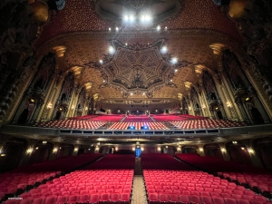 Ein Blick in den großen Zuschauerraum des Ohio Theater zeigt die üppigen Verzierungen und die roten Plüschsitze.