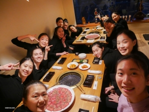 Het befaamde Wagyu-rundvlees uit Japan moet je geproefd hebben en waar kun je dat beter doen dan in Kobe? De glimlach op de gezichten van onze dansers zegt genoeg - ze genieten duidelijk van elk moment van deze verrukkelijke ervaring!